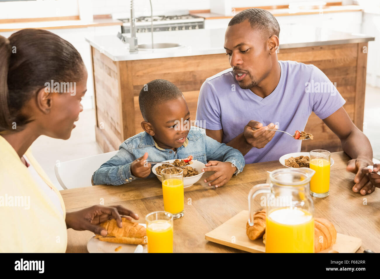 Happy Family having breakfast occasionnels Banque D'Images