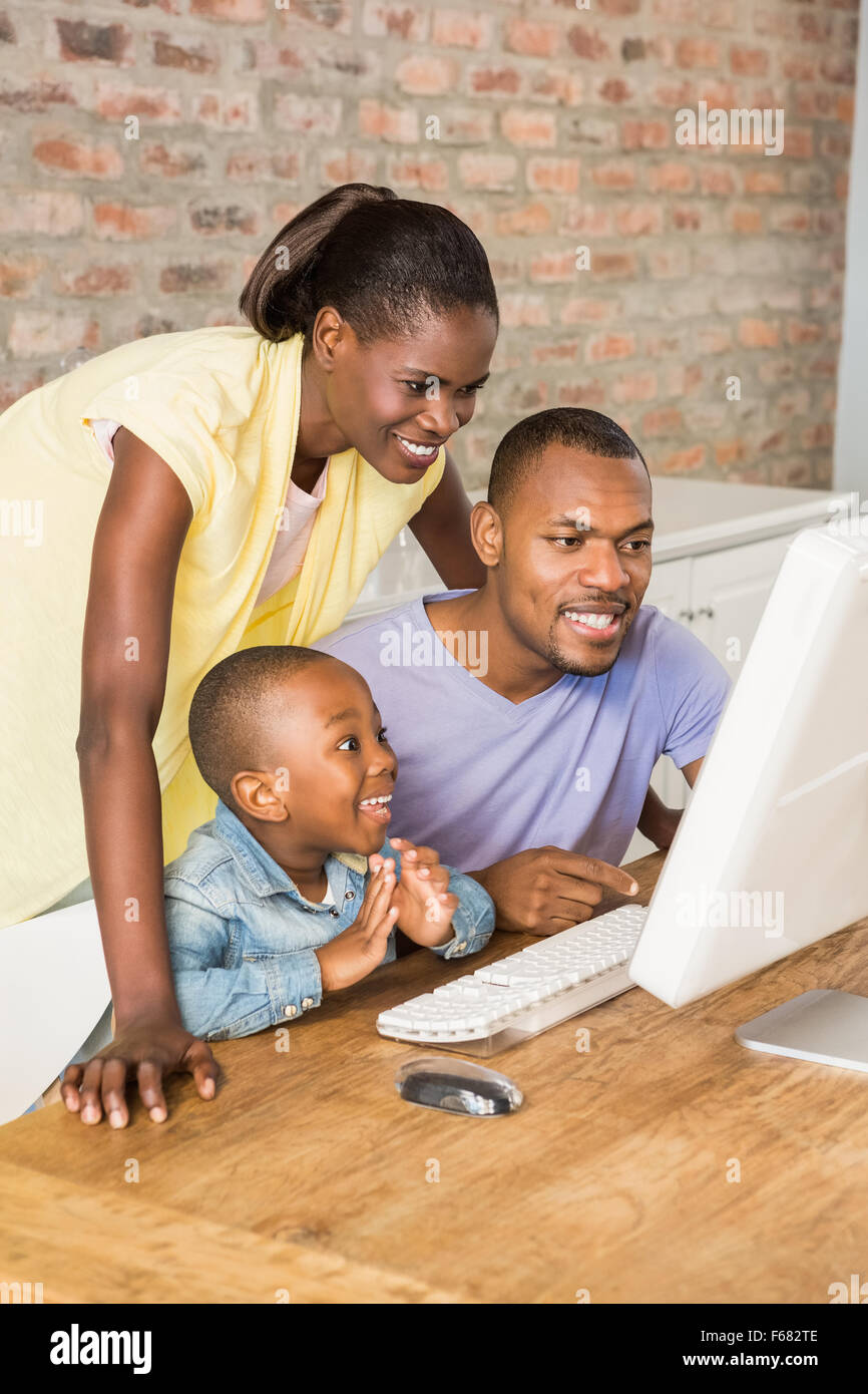Smiling family occasionnels sur un ordinateur Banque D'Images