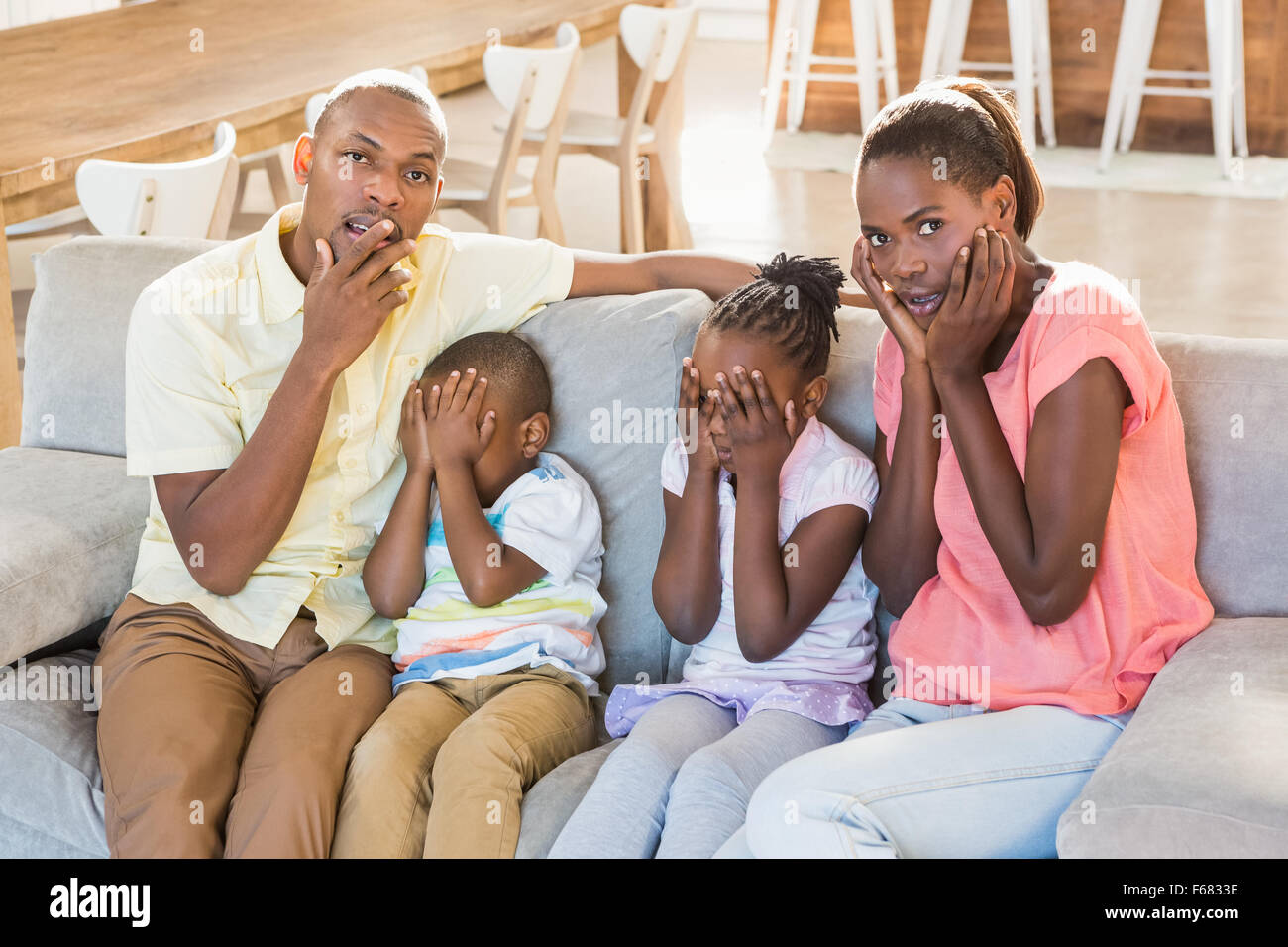 Portrait d'une famille de quatre personnes de regarder la télévision Banque D'Images