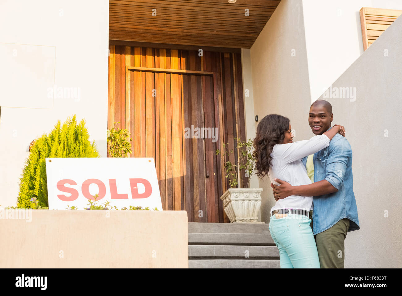 Couple heureux après l'achat de maison neuve Banque D'Images