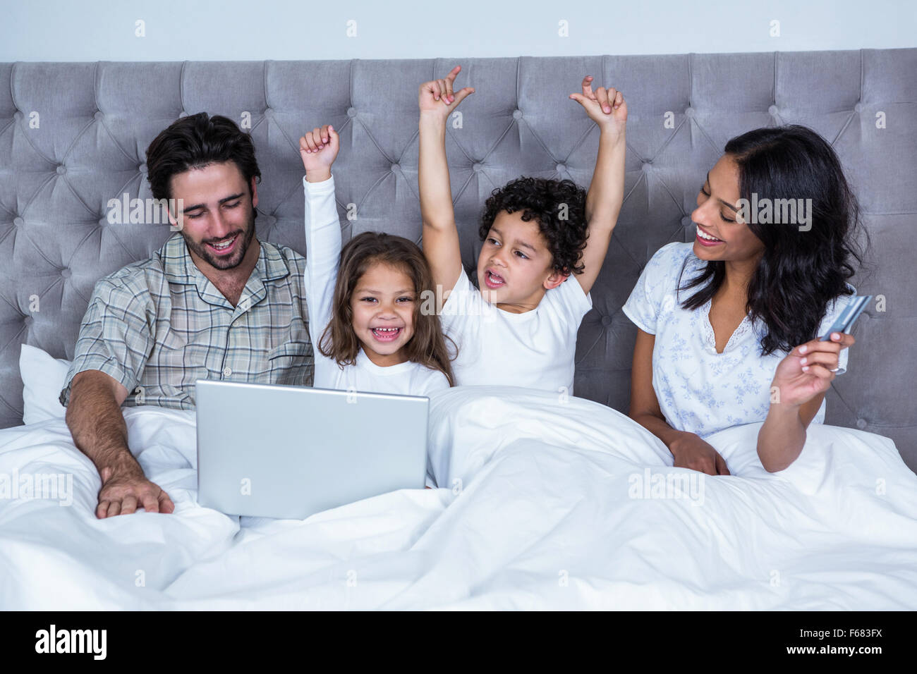 Des enfants heureux joie après l'achat en ligne Banque D'Images