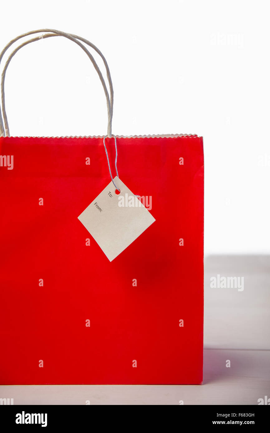 Sac cadeau shopping rouge avec tag Banque D'Images