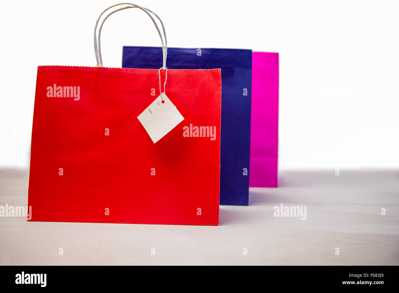 Shopping cadeaux sacs avec tags Banque D'Images