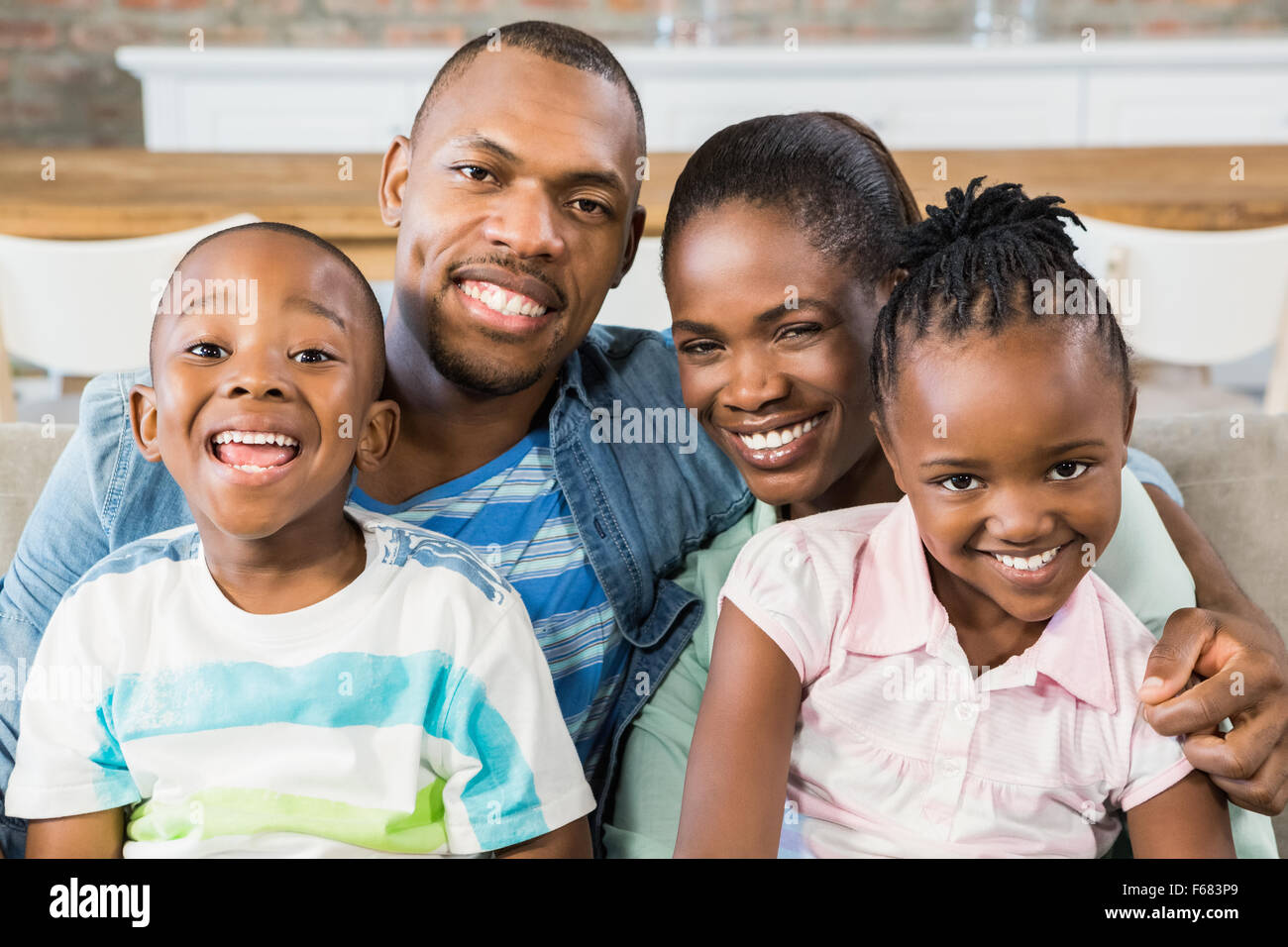 Famille heureuse de vous détendre sur le canapé Banque D'Images