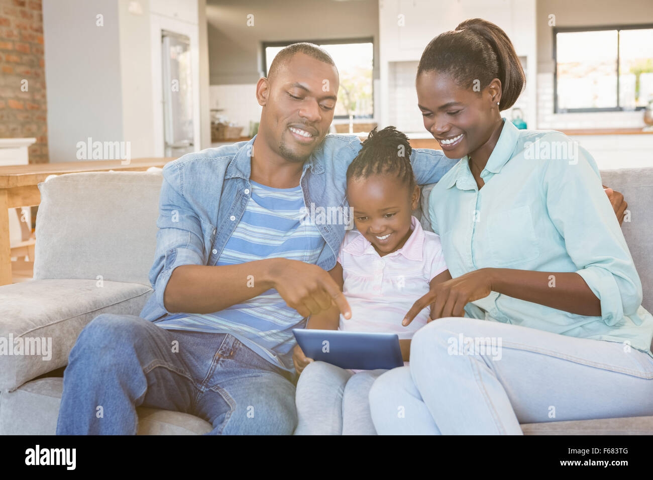 Parents fille using tablet pc Banque D'Images