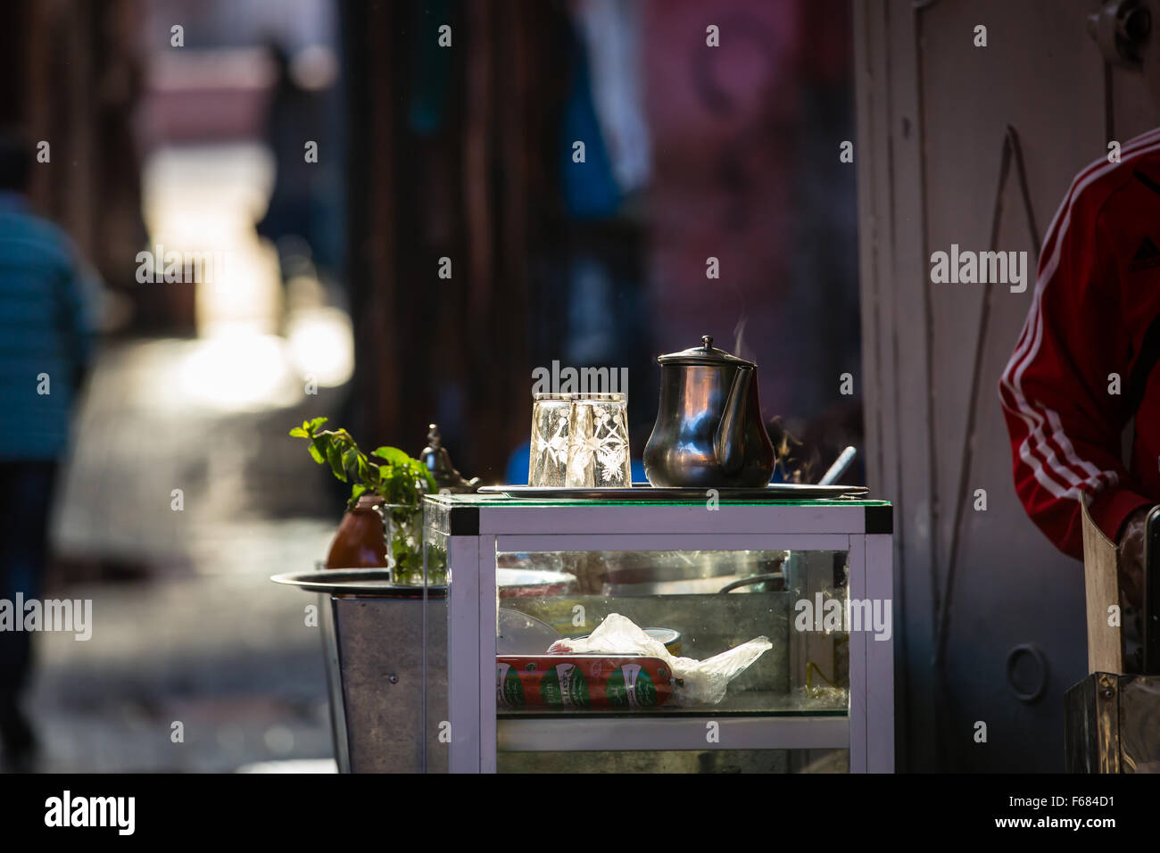 Matin, thé à la menthe dans la médina de Marrakech Banque D'Images