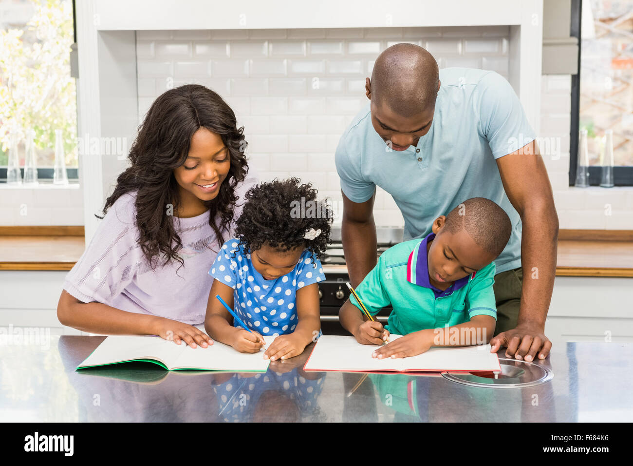 Les parents d'aider les enfants à faire leurs devoirs Banque D'Images