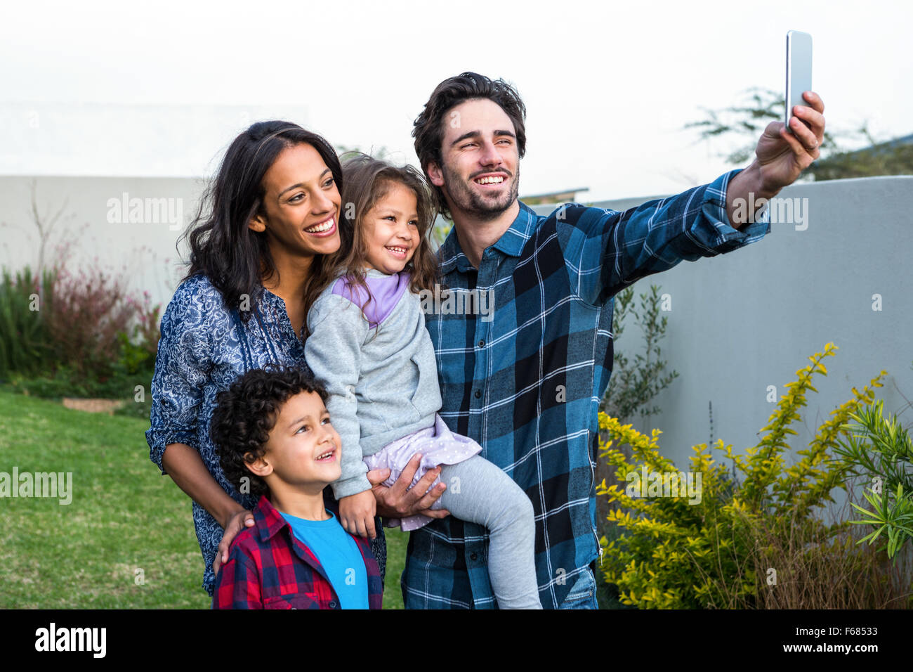 Smiling family prenant selfies Banque D'Images