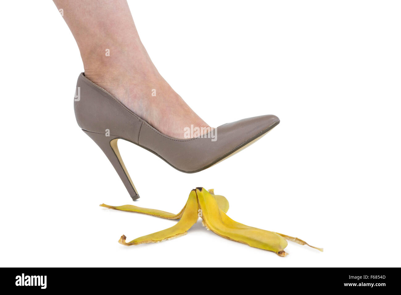 Portrait of businesswoman écraser la peau de banane Banque D'Images