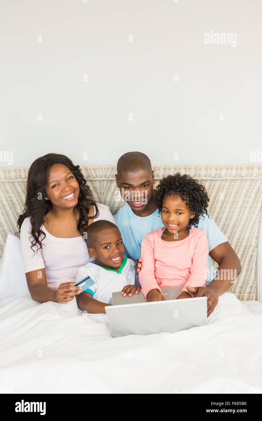 Happy Family shopping online with laptop Banque D'Images