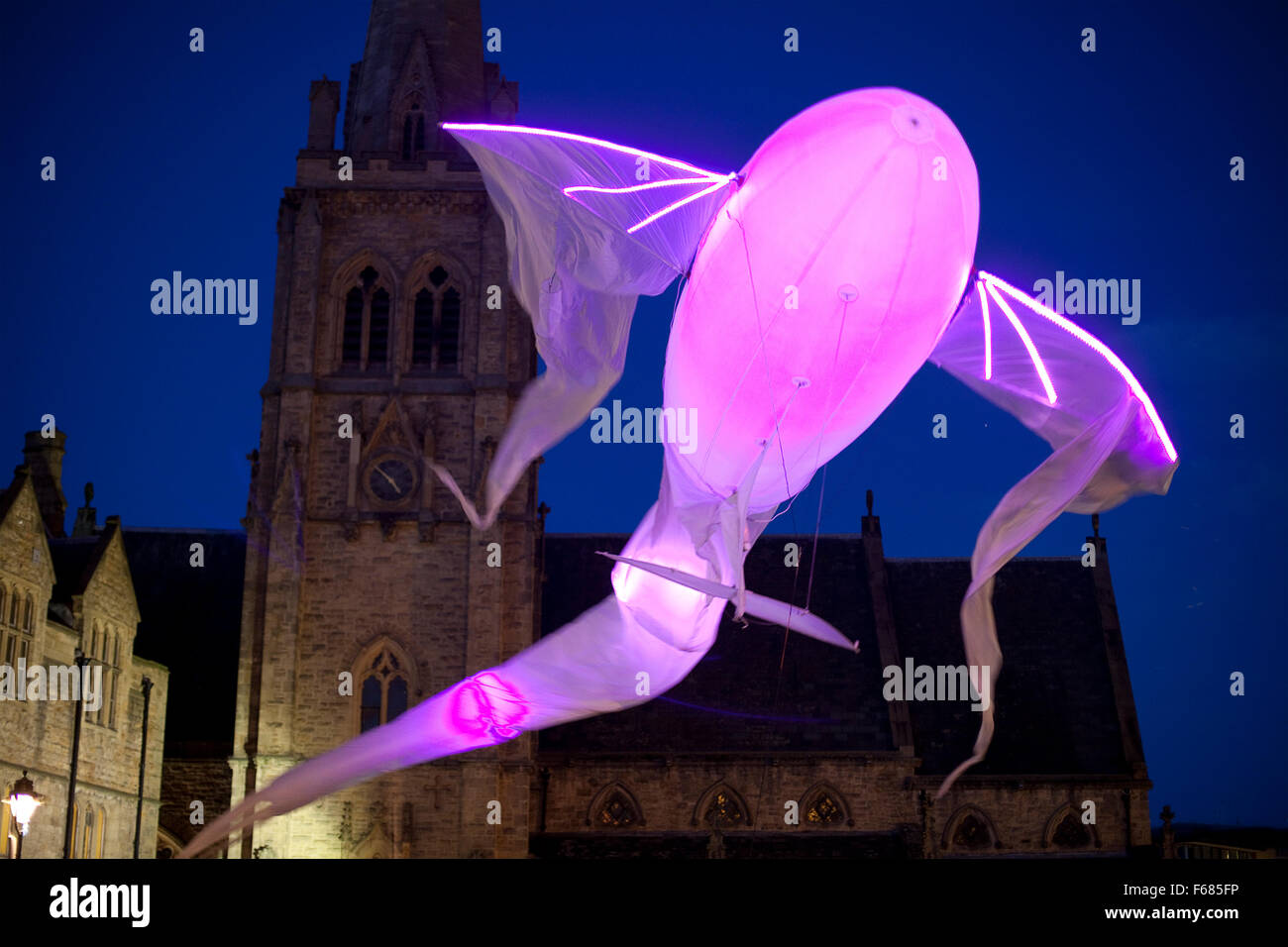 Co., Durham Durham, Angleterre - le 13 novembre 2015 : Les Lumineoles, porte par le vent (France), dans la ville, place du marché. L'un de l'affichage lumineux visibles lors de la tenue de lumiere Durham 2015 12th-15th November. Credit : AC Images/Alamy Live News Banque D'Images