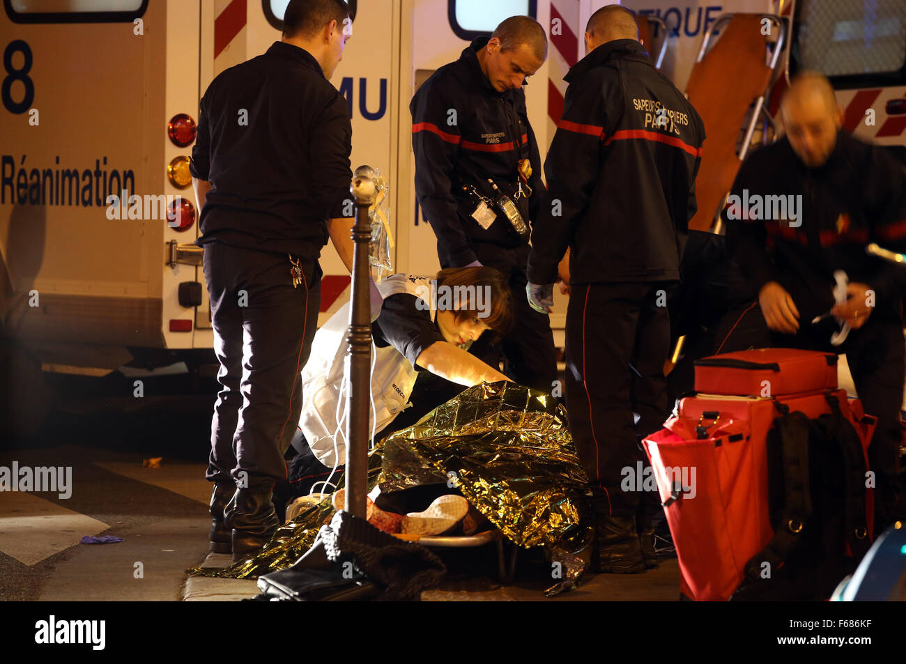 Paris, France. 14Th Nov, 2015. CORBIS OUT  = les victimes de la fusillade à la salle de concert Bataclan dans le centre de Paris sont évacués pour recevoir les premiers soins. Plus d'une centaine de personnes ont été tuées et plusieurs autres blessés lorsque des hommes armés ont ouvert le feu à l'intérieur du lieu que la capitale française a été la cible d'une série d'attaques meurtrières. Vidon-White Crédit : Maya/ZUMA/Alamy Fil Live News Banque D'Images