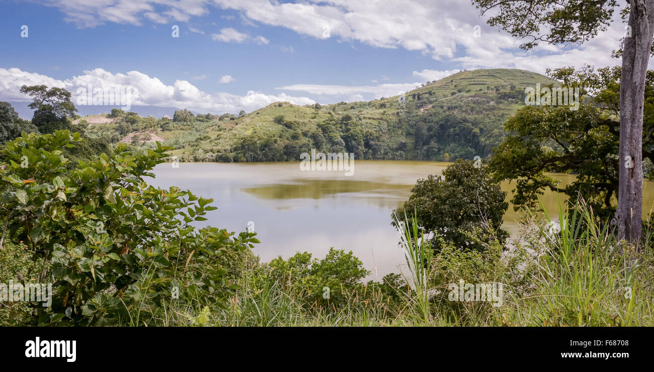 Une montagne de l'Ouganda sur un lac de cratère inactif vulcano. Banque D'Images