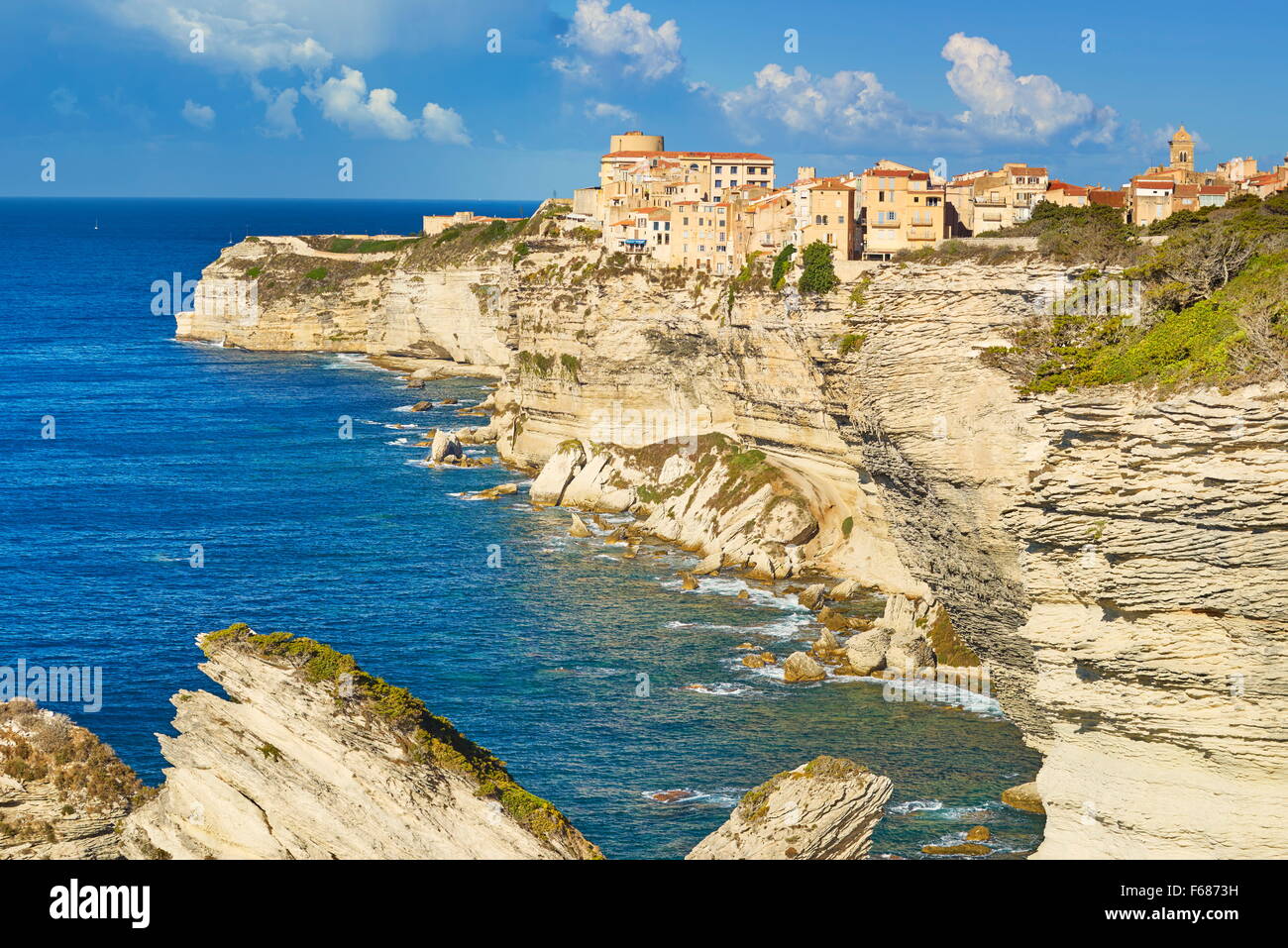 Binifacio situé sur la falaise de calcaire, Bonifacio, côte sud de la Corse, France Banque D'Images