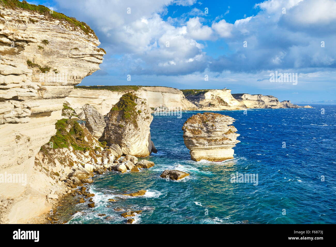 La falaise de calcaire, Bonifacio, côte sud de la Corse, France Banque D'Images