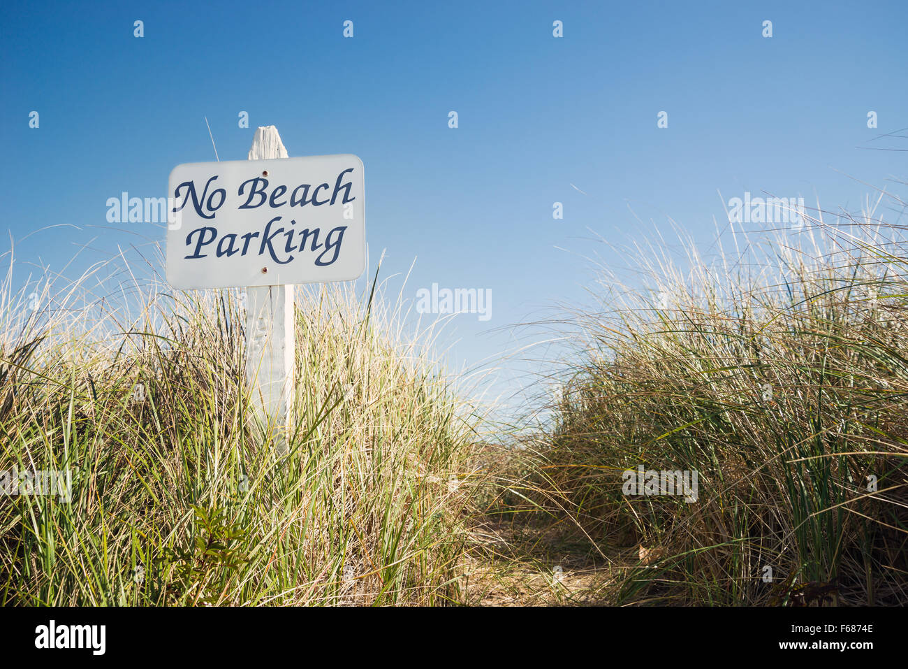 No parking sign sur la plage contre le ciel bleu. La viabilité de l'environnement concept. Banque D'Images