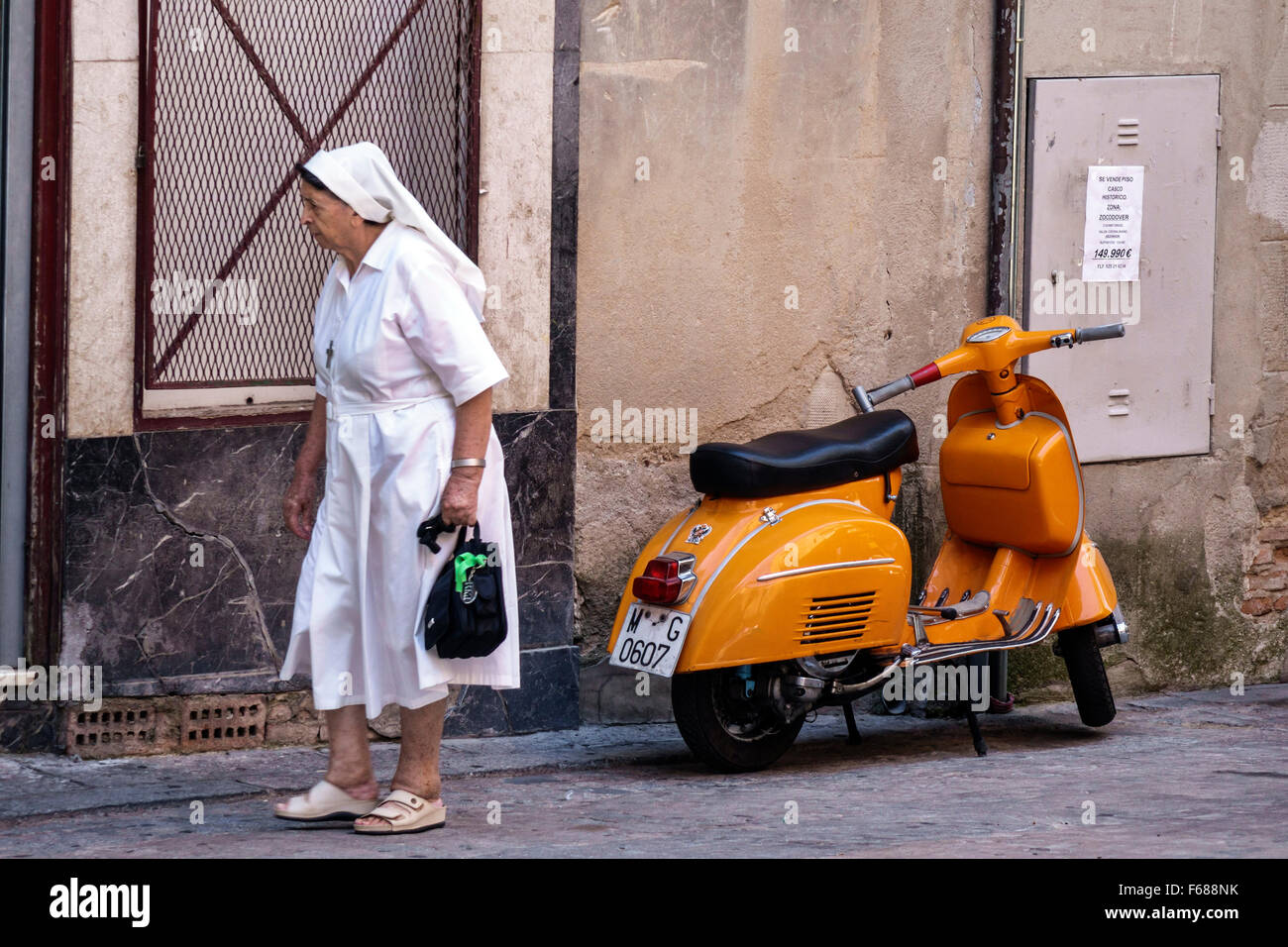 Tolède Espagne, Europe, Espagnol, hispanique hispanique Latins Latino Latinos, hispanophone, quartier historique, scooters à moteur stationnés, adul adulte Banque D'Images