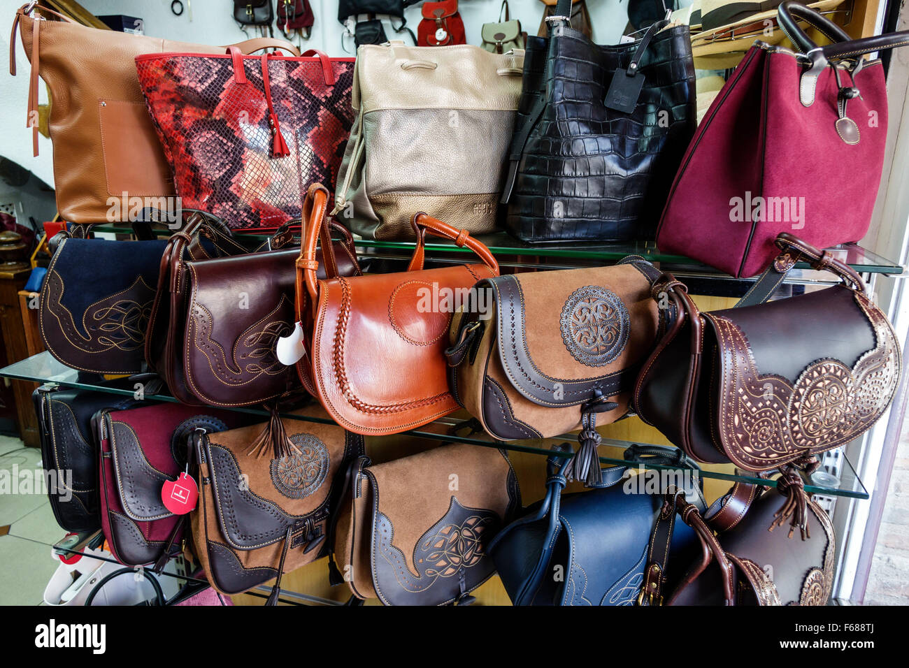 Tolède Espagne,Europe,Espagnol,Hispanic cuir sac à main porte-monnaie pocketbooks,femmes,shopping shopper shoppers magasins marché marchés marketla Banque D'Images