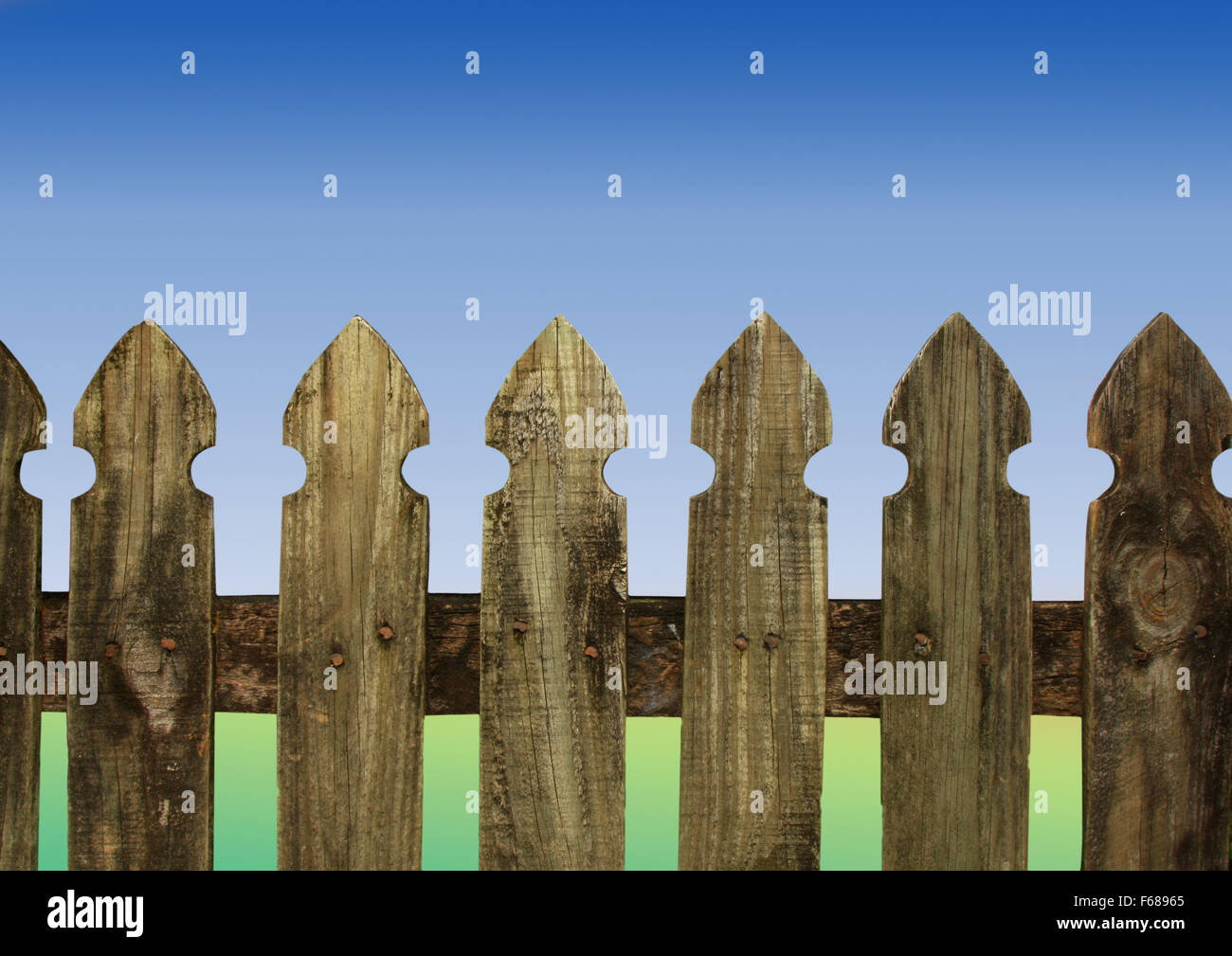 Close up d'une vieille clôture avec fond vert et bleu Banque D'Images