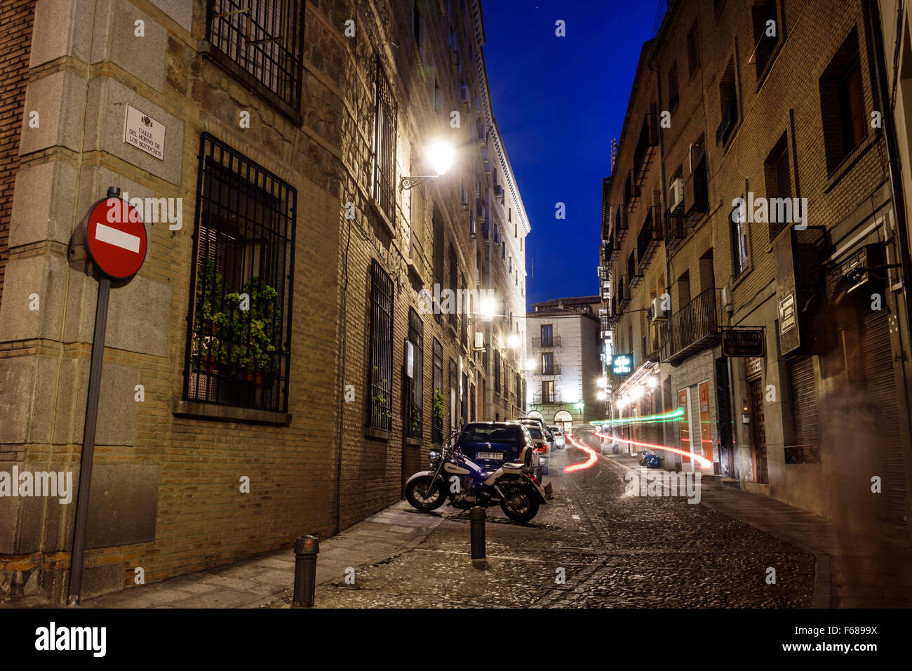 Tolède Espagne,Europe,Espagnol,hispanique hispanique Latins Latino Latinos,Espagnol parlant,crépuscule,vie nocturne soir après la tombée de la nuit,Calle del Horno de Banque D'Images