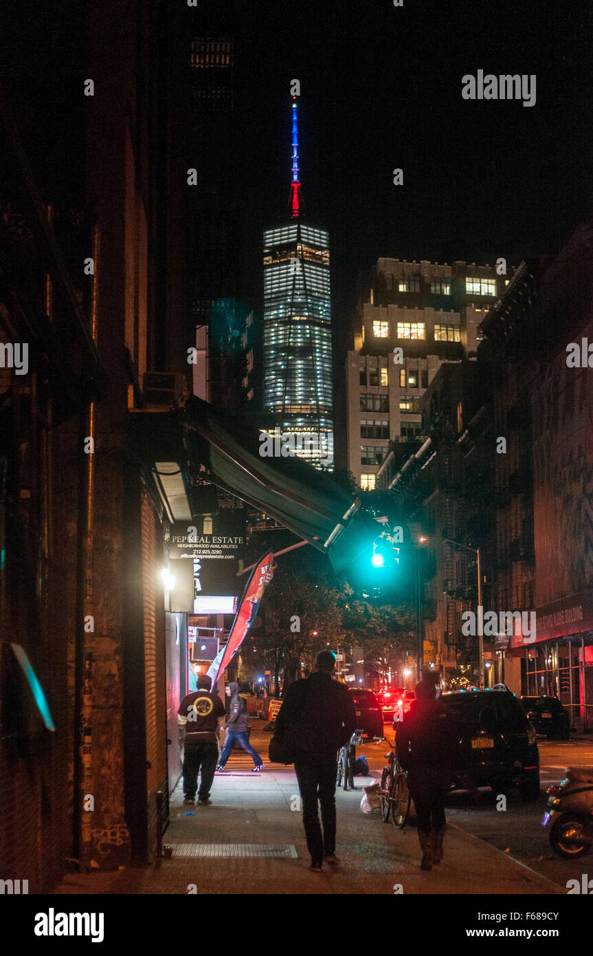 New York, USA. 13 novembre, 2015. Les 408 pieds de flèche de One World Trade Center (Freedom Tower) allumée dans les couleurs du drapeau national, pour montrer leur solidarité avec le peuple de France, après la nouvelle que jusqu'à 120 personnes sont morts à la suite des attaques terroristes du 13 novembre 2015. Credit : Stacy Walsh Rosenstock/Alamy Live News Banque D'Images