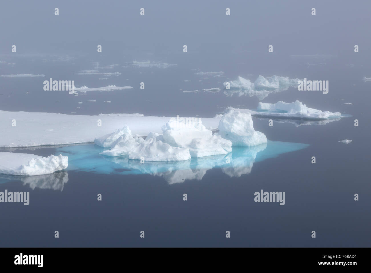 Des blocs de glace, la bordure de la banquise, l'océan Arctique, l'archipel du Svalbard, l'île de Spitsbergen, Svalbard et Jan Mayen, Norvège, Europe Banque D'Images