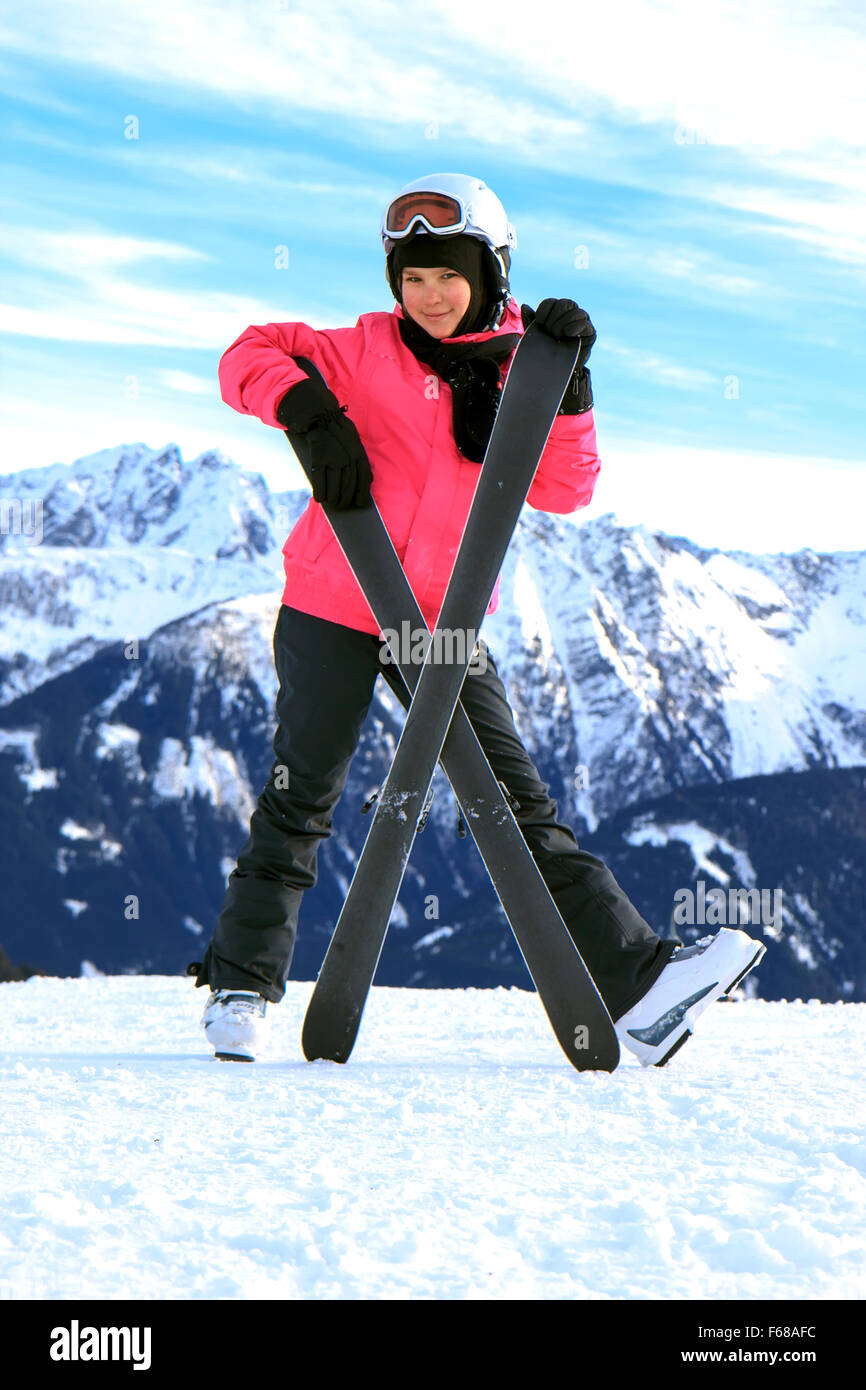 Fille avec du ski sur la neige Banque D'Images