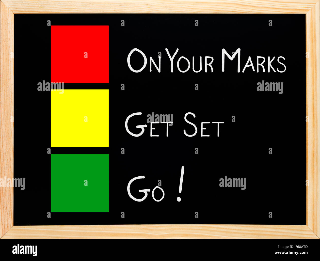 À vos marques, prêts, rendez-vous sur tableau noir ou tableau écrit avec feu rouge jaune vert Banque D'Images