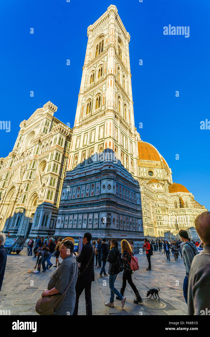Florence, Italie - 19 octobre 2015 : clocher et façade de la Cathédrale de Sainte Marie de la fleur au centre historique de Florence, Italie le 19 octobre 2015. Banque D'Images