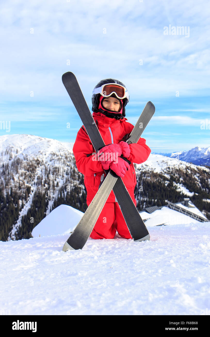 Fille avec du ski sur la neige Banque D'Images