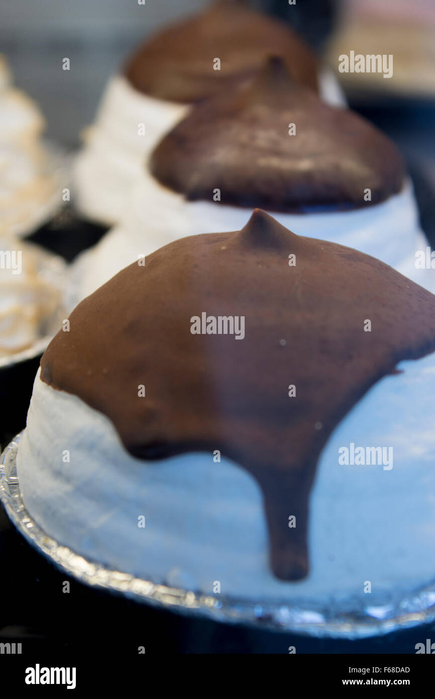 Couverts de chocolat meringues Banque D'Images
