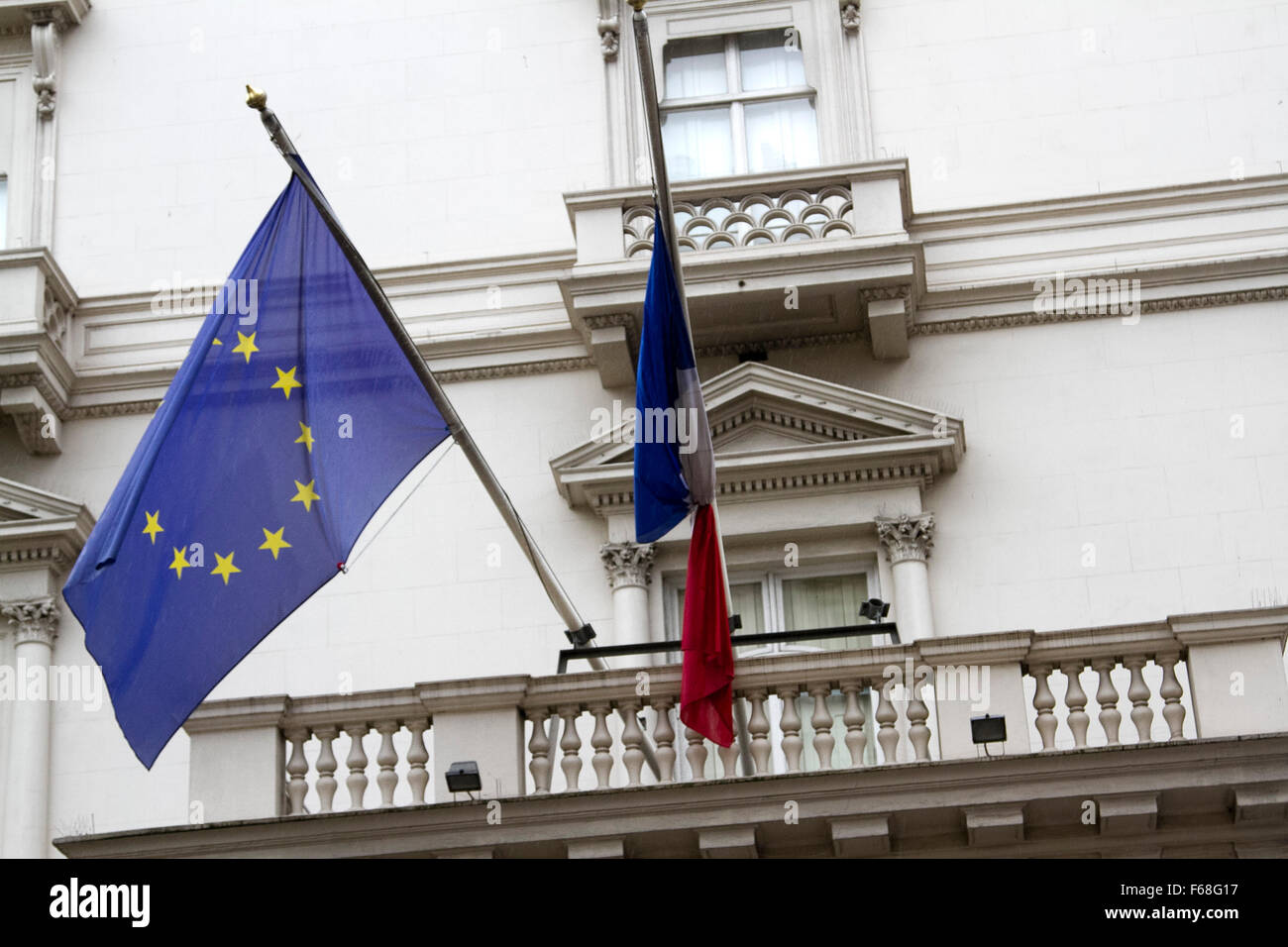 London,UK. 14 novembre 2015. Drapeau national de la France en berne au-dessus de l'ambassade de France à Londres après les attentats terroristes perpétrés à Paris Vendredi 13 novembre Crédit : amer ghazzal/Alamy Live News Banque D'Images