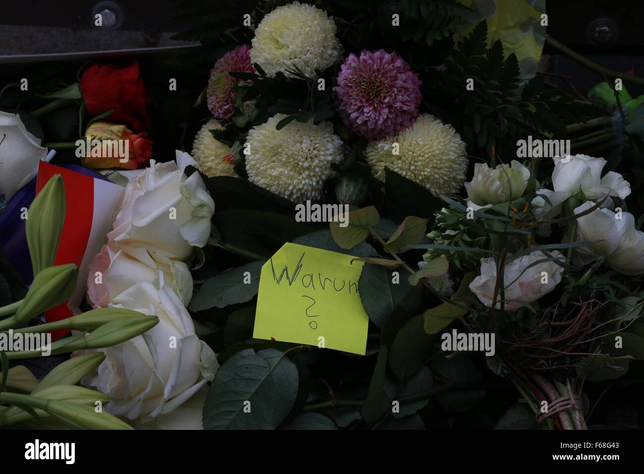 Francfort, Paris. 14Th Nov, 2015. Une note disant 'pourquoi ?' est placé en face du consulat général de France à Francfort, Allemagne, pour pleurer les victimes d'une série d'attentats à Paris, le 14 novembre 2015. Credit : Luo Huanhuan/Xinhua/Alamy Live News Banque D'Images