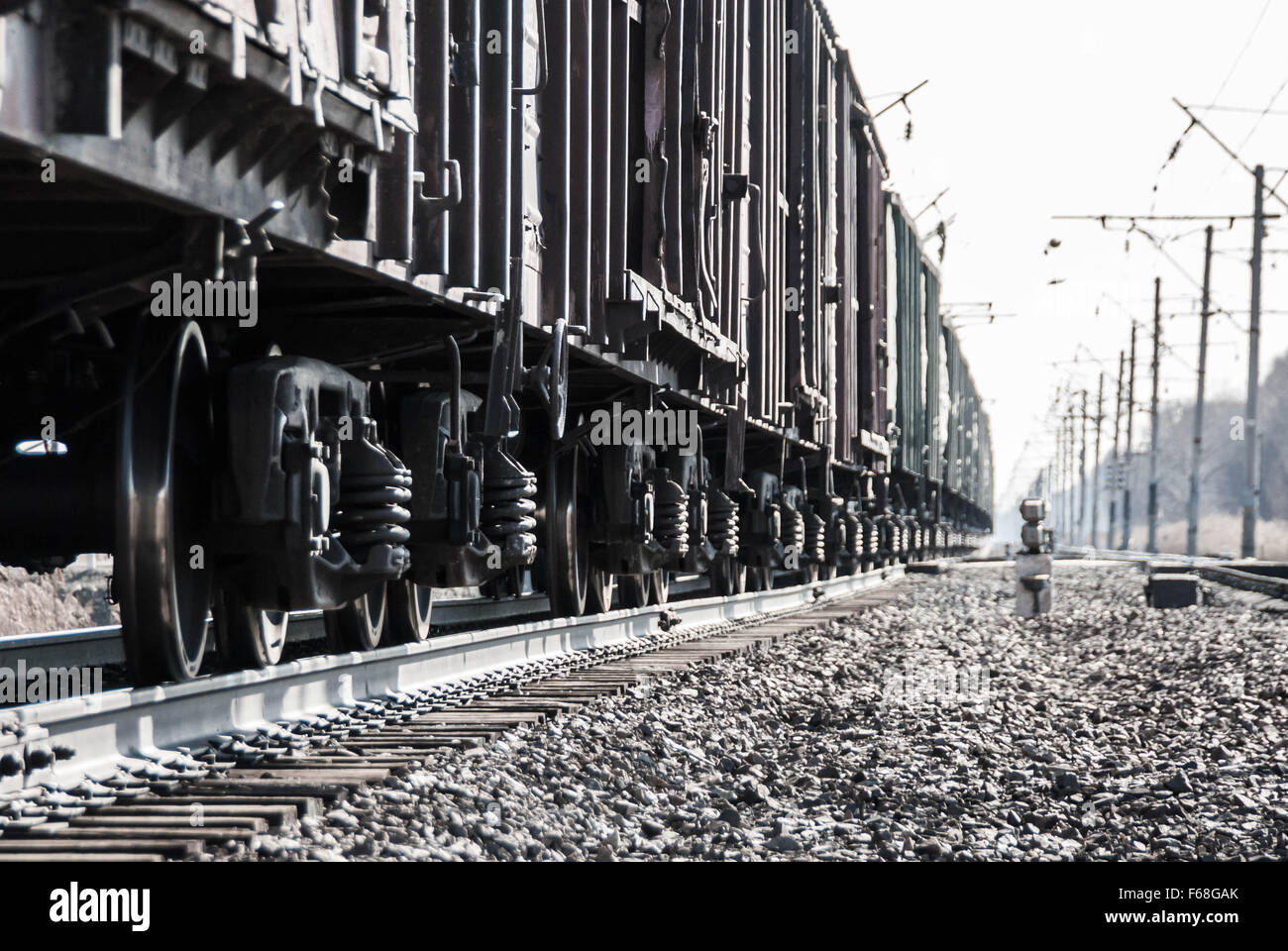 Train en marche lentement avec beaucoup de voitures Banque D'Images