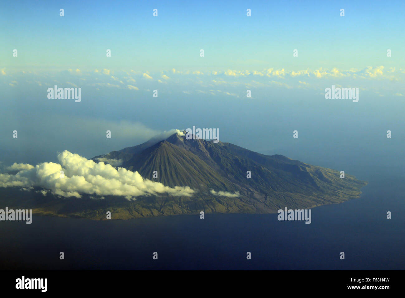 Volcan actif Sangeang Api (aka Gunung Api, Gunung Sangeang), Photo aérienne. Pulau Sangeang moindre, îles de la sonde, la mer de Flores, JE Banque D'Images