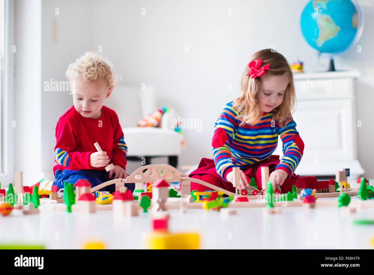 Enfants Jouant Avec Un Train Toy Railroad Tout Petit Enfant Et Bebe Jouer Avec Des Blocs Des Trains Et Des Voitures Photo Stock Alamy