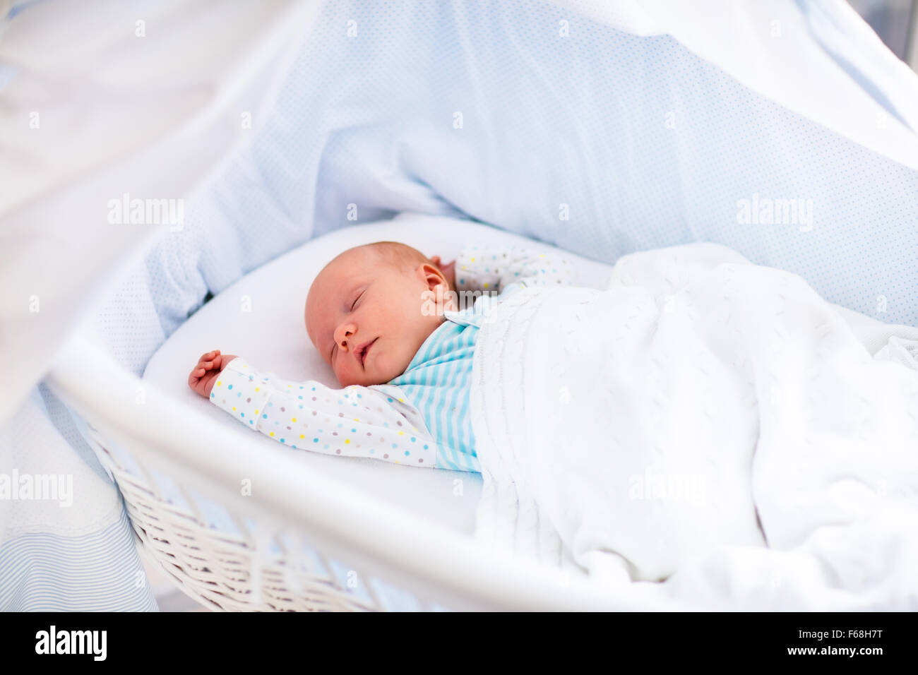 Bébé nouveau-né garçon au lit. Nouveau-né dort sous une couverture en  tricot blanc. Les enfants dorment. La literie pour enfants Photo Stock -  Alamy