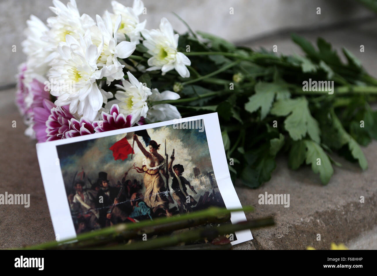 Paris, Londres, Royaume-Uni. 14Th Nov, 2015. Les fleurs sont placées en face de l'Ambassade de France à Londres, Grande-Bretagne, pour pleurer les victimes d'une série d'attentats à Paris, le 14 novembre 2015. Credit : Han Yan/Xinhua/Alamy Live News Banque D'Images