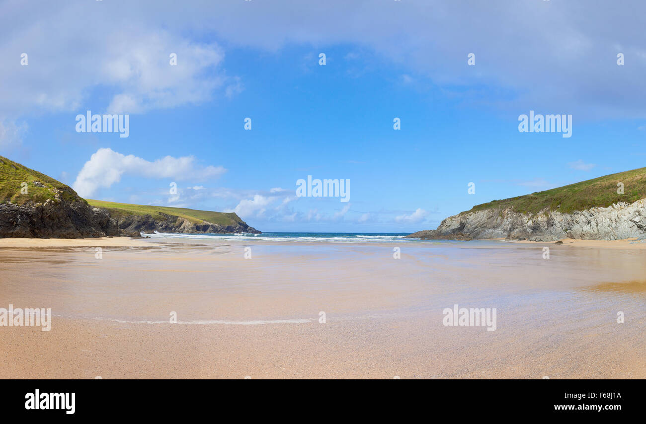 Large plage de Porth Joke à vide à Cornwall, UK. Banque D'Images