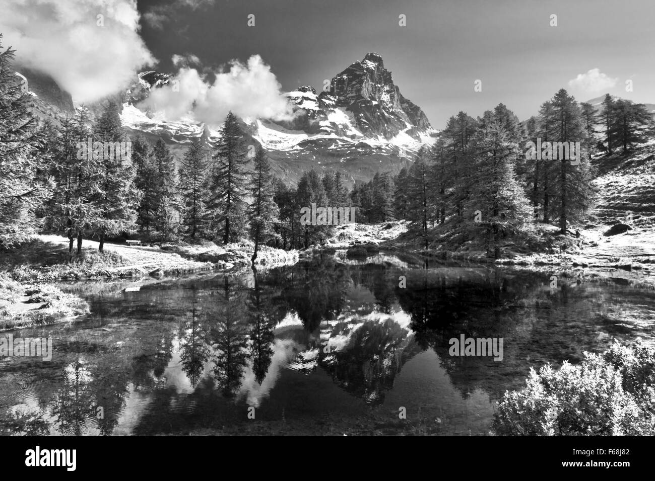 Paysage du lac bleu sur la montagne Cervino en version infrarouge, de la vallée d'Aoste - Italie Banque D'Images
