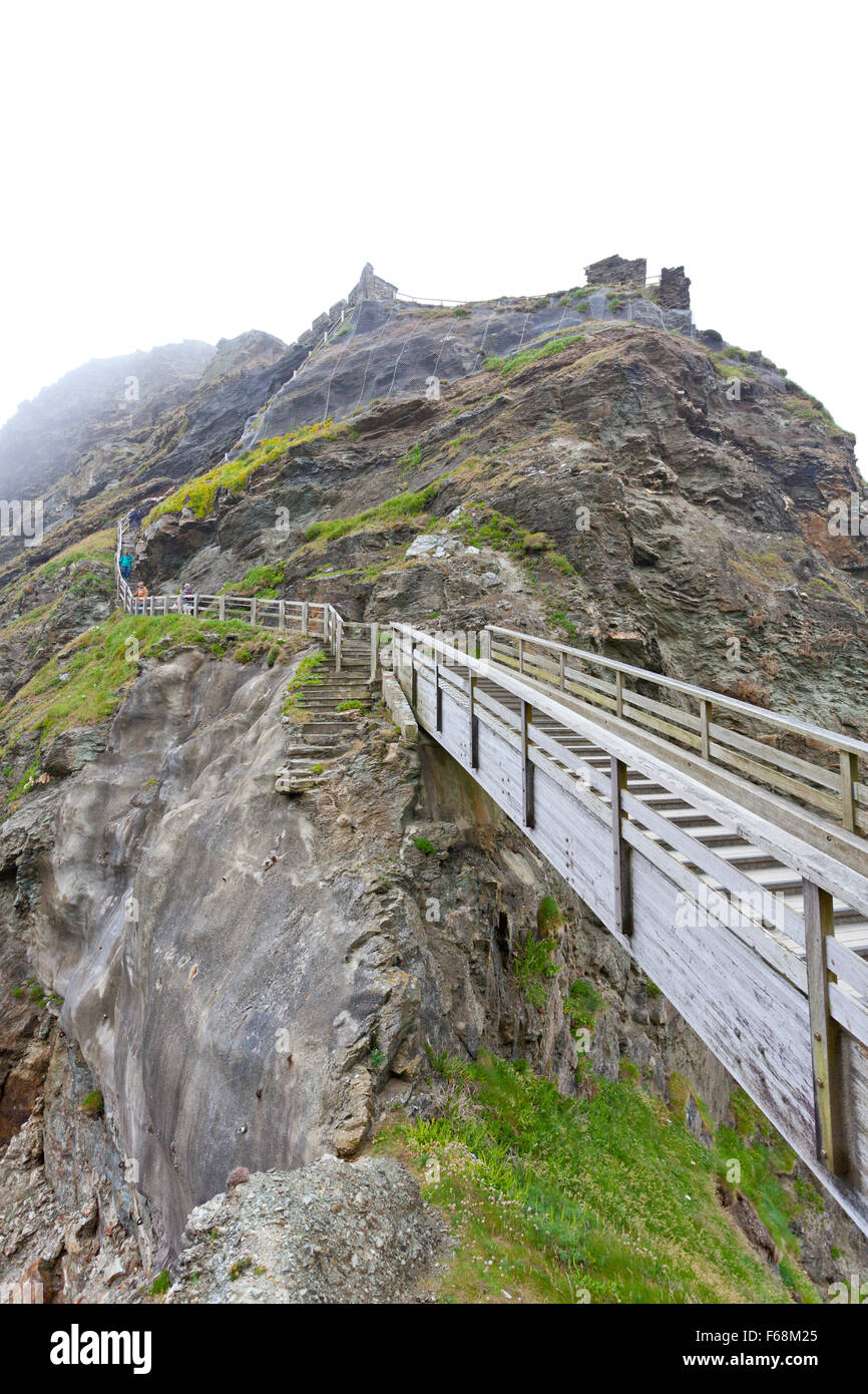 Sea mist et étapes - le pont de l'île avec des ruines du château de Tintagel, Cornwall, England, UK Banque D'Images