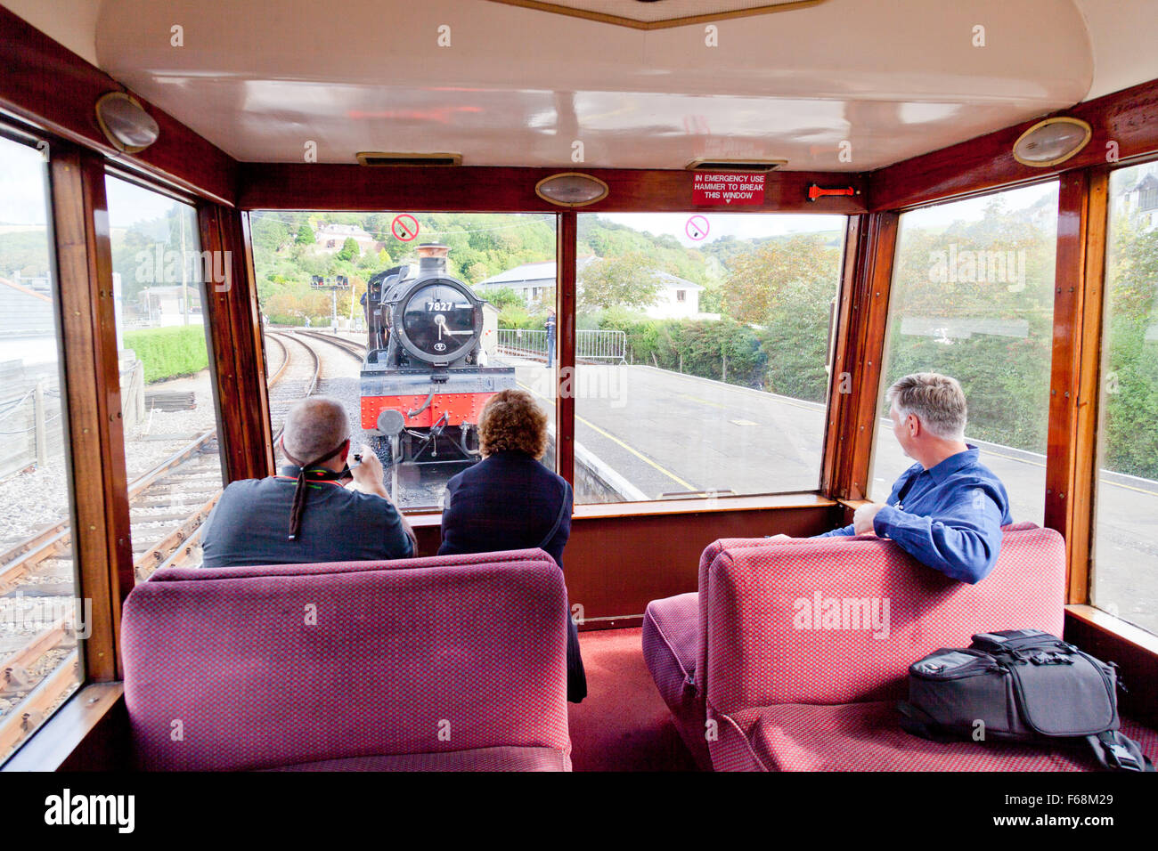 Locomotive 7827 Lydham "Manor" approche de son train à Kingswear sur le train à vapeur de Paignton - Dartmouth, Devon, UK Banque D'Images