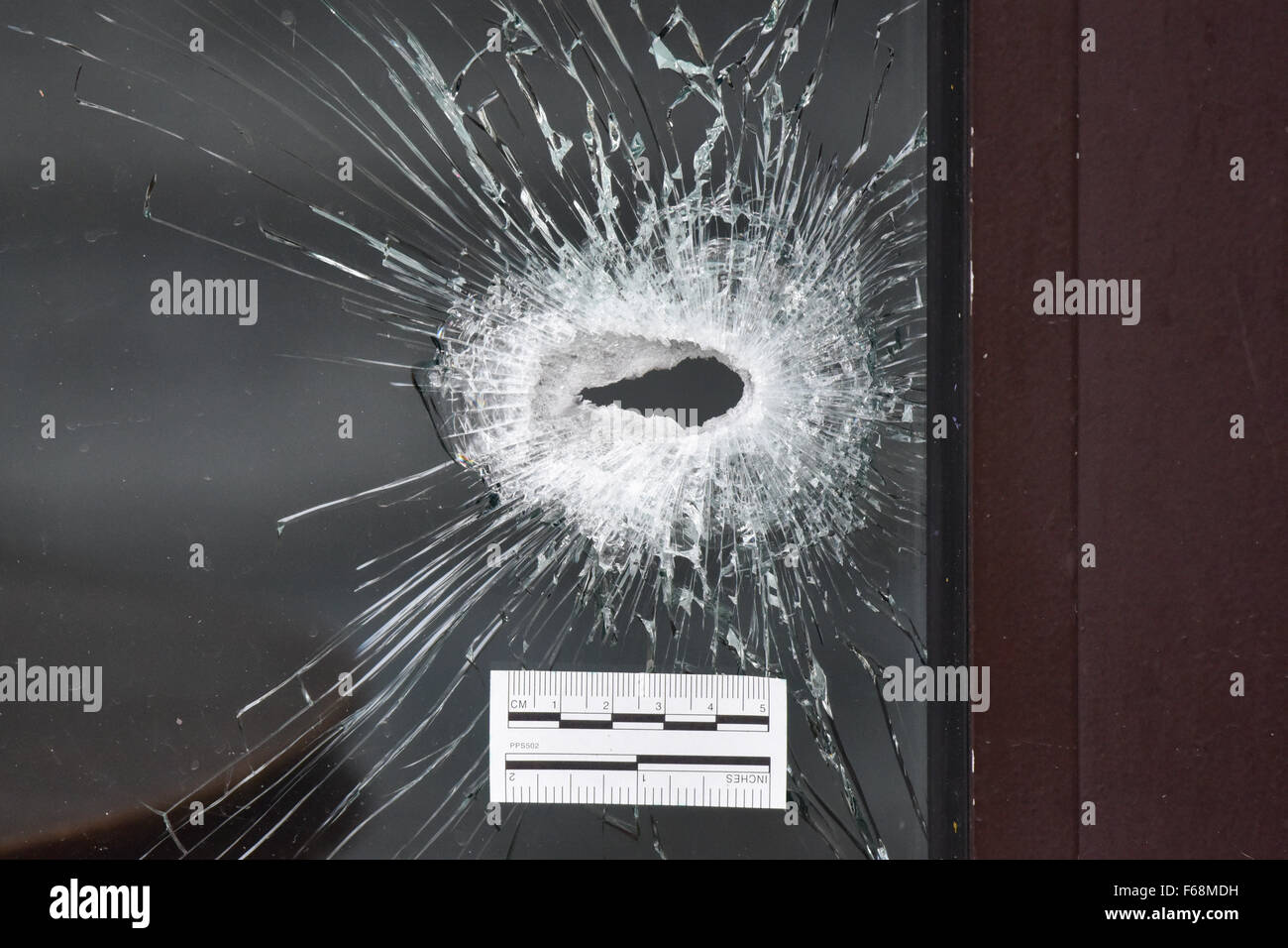 Paris, France. 14Th Nov, 2015. Un trou de balle dans le Café Bonne Biere dans la Rue de la Fontaine au Roi, à Paris, France, 14 novembre 2015. Au moins 120 personnes ont été tuées dans une série d'attaques terroristes à Paris. PHOTO : UWE ANSPACH/DPA/Alamy Live News Banque D'Images