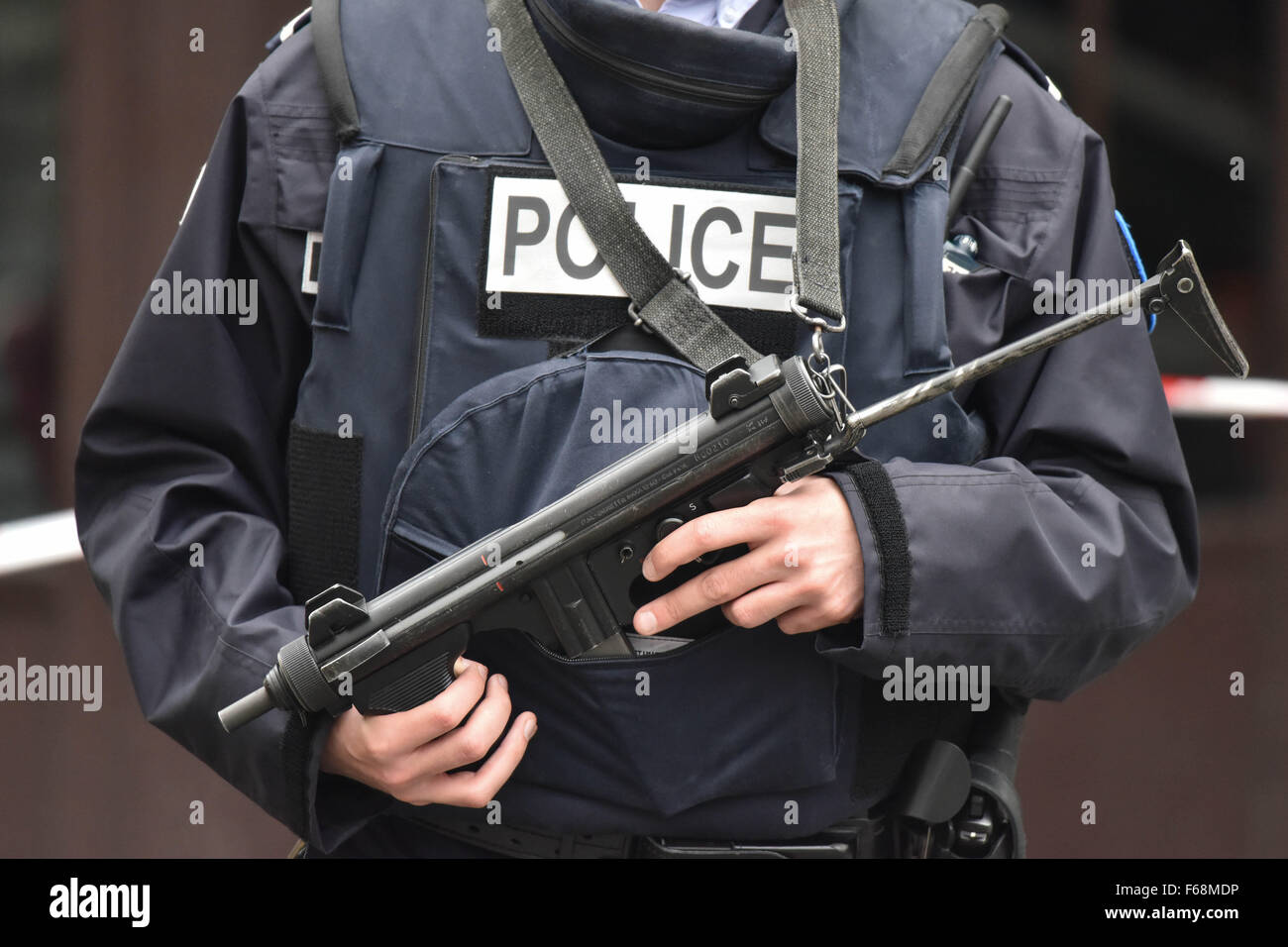 Paris, France. 14Th Nov, 2015. Un agent de police avec un pistolet à l'extérieur de la machine à café Bonne Biere dans la Rue de la Fontaine au Roi, à Paris, France, 14 novembre 2015. Au moins 120 personnes ont été tuées dans une série d'attaques terroristes à Paris. PHOTO : UWE ANSPACH/DPA/Alamy Live News Banque D'Images