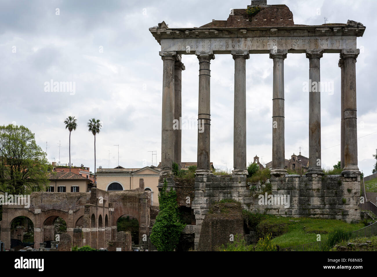 Le Temple de Saturne dans le Forum Romain, Rome Italie Banque D'Images