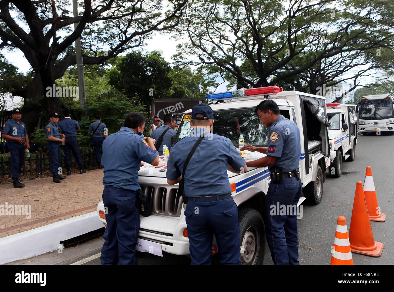 Manille, Philippines. 14Th Nov, 2015. Policiers ont près du lieu de repas de la Coopération économique Asie-Pacifique (APEC) Réunion des dirigeants en Manille, Philippines, le 14 novembre 2015. Mesures de sécurité à Manille, en particulier autour de la Coopération économique Asie-Pacifique (APEC), les lieux de réunion des dirigeants ont été resserrées le samedi à la suite des attentats terroristes à Paris qui a tué au moins 153 personnes. © Li Peng/Xinhua/Alamy Live News Banque D'Images