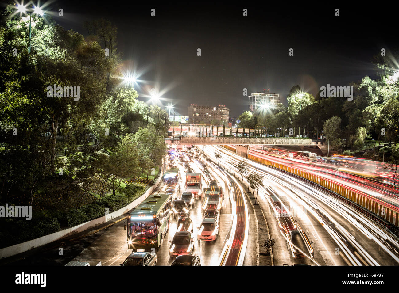 Photo de nuit de la circulation dans la ville de Mexico DF Mexique longue exposition. Banque D'Images