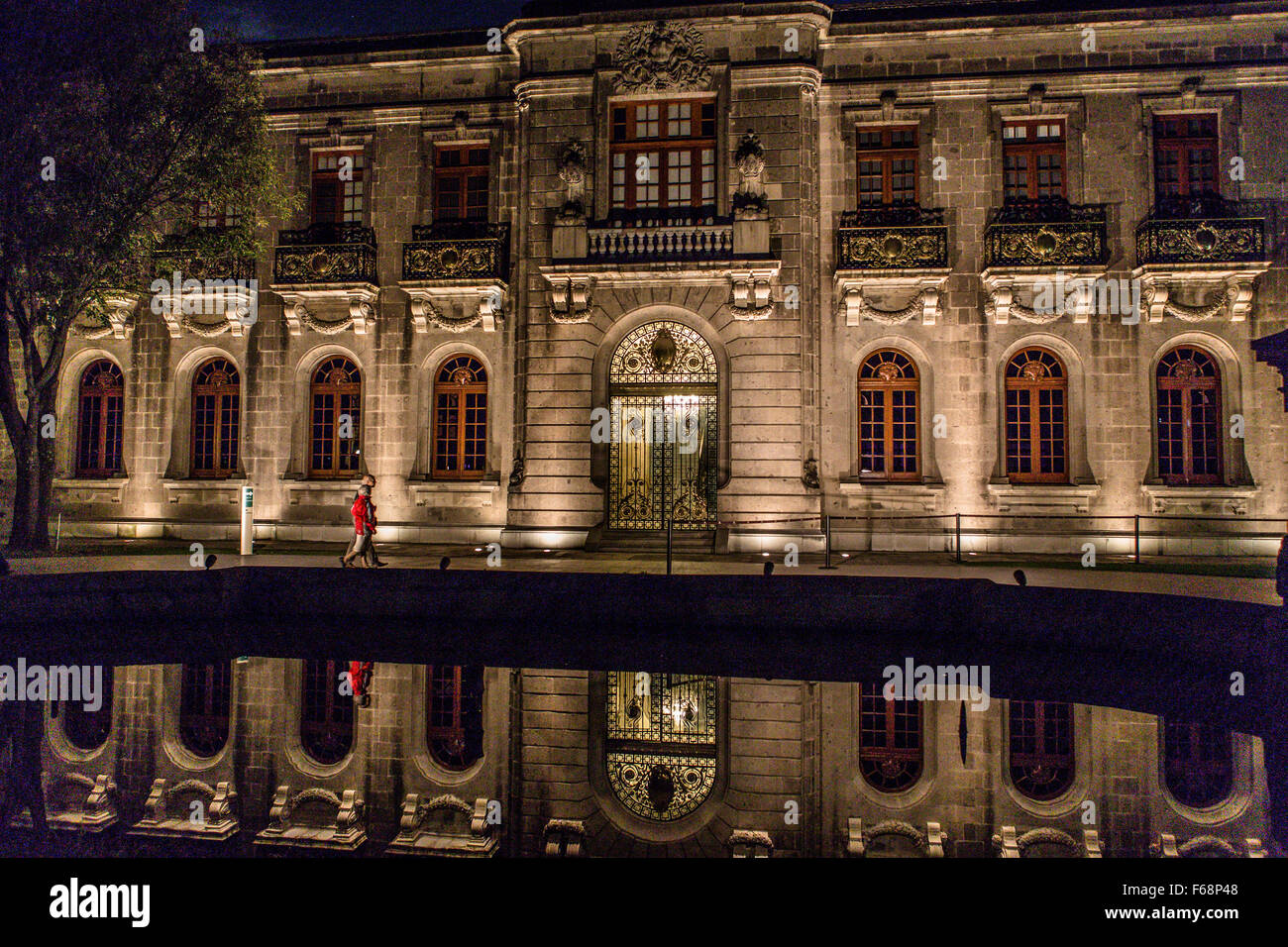 Château de Chapultepec, le parc de Chapultepec, Mexico. Le château est relflected dans l'eau. Banque D'Images