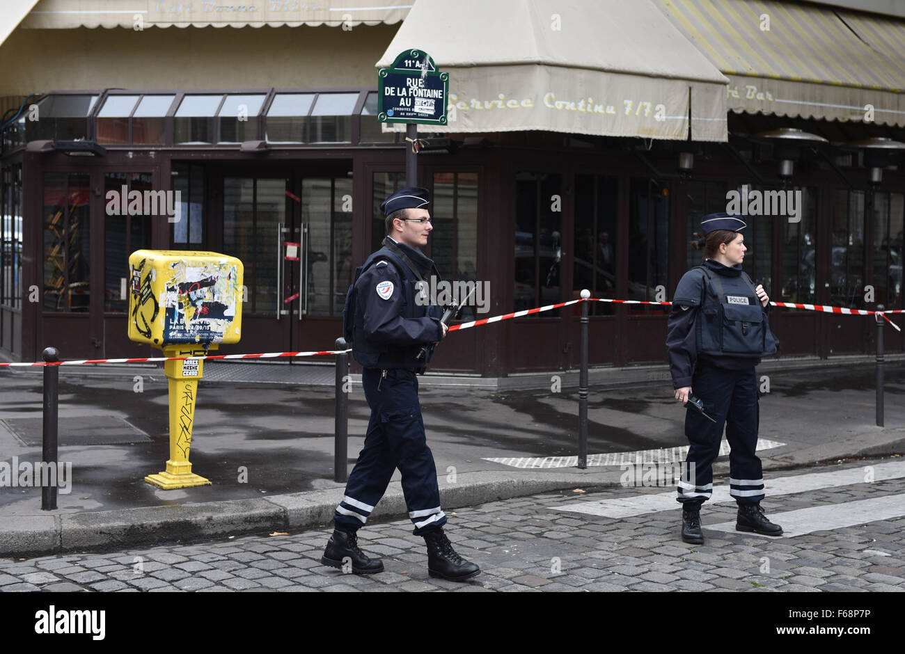 Paris, France. 14Th Nov, 2015. Stand de la police à l'extérieur de la Cafe Bonne Biere dans la Rue de la Fontaine au Roi, à Paris, France, 14 novembre 2015. Au moins 120 personnes ont été tuées dans une série d'attaques terroristes à Paris. PHOTO : UWE ANSPACH/DPA/Alamy Live News Banque D'Images