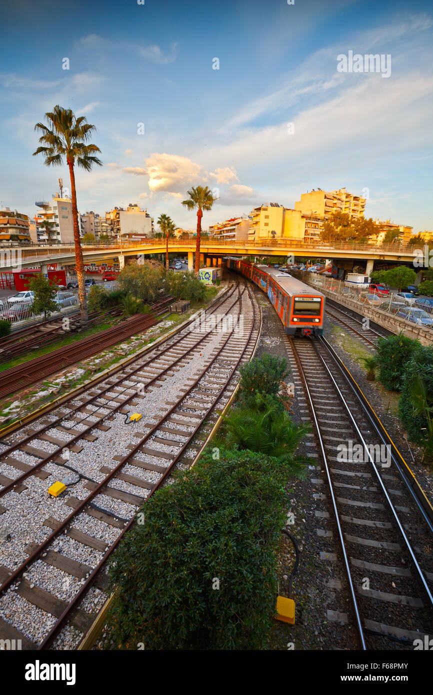 Les voies de la ligne 1 du métro athénien du Pirée à Kifissia vus de la gare de Neo Faliro Banque D'Images